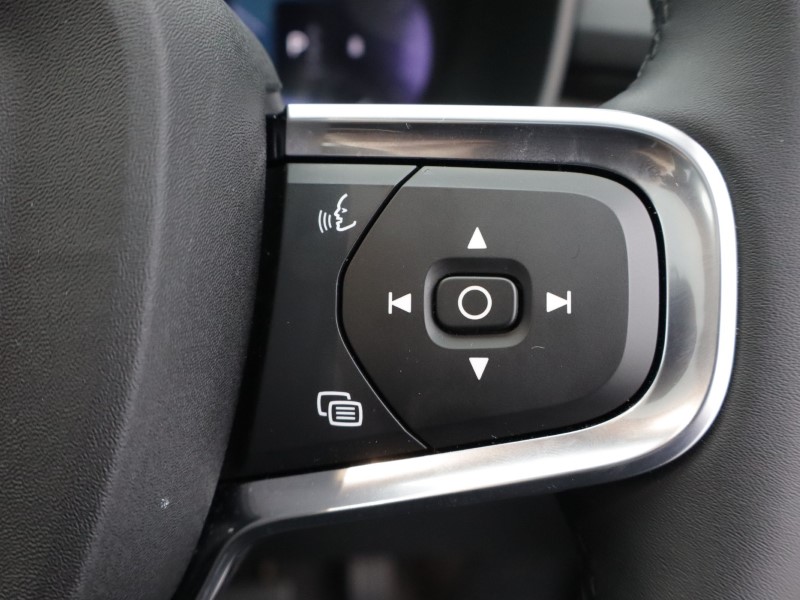 2025 (75) VOLVO XC40 2.0 B4P Ultra Dark 5dr Auto 5396376