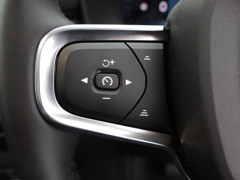 2025 (75) VOLVO XC40 2.0 B4P Ultra Dark 5dr Auto 5396375