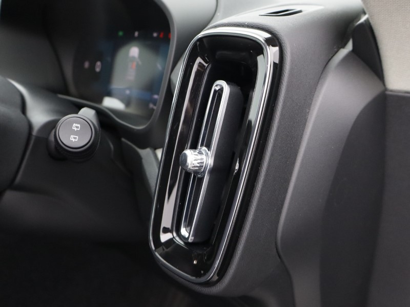 2025 (75) VOLVO XC40 2.0 B4P Ultra Dark 5dr Auto 5396359