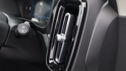 2025 (75) VOLVO XC40 2.0 B4P Ultra Dark 5dr Auto 5396359