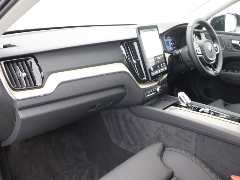 2026 (26) VOLVO XC60 2.0 B5P Plus Dark 5dr AWD Geartronic 5516342