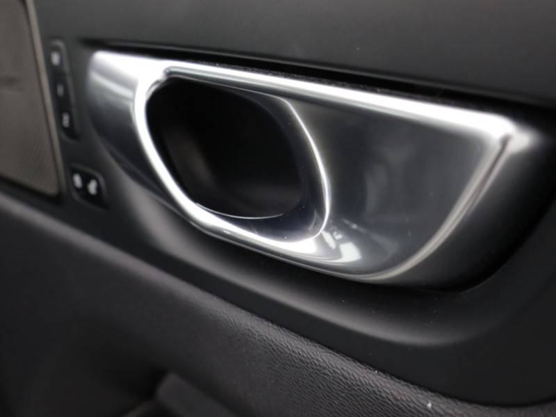 2024 (24) VOLVO XC60 2.0 B5P Plus Dark 5dr AWD Geartronic 5410324