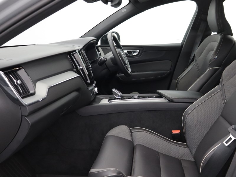 2024 (24) VOLVO XC60 2.0 B5P Plus Dark 5dr AWD Geartronic 5410319