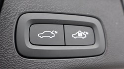 2024 (24) VOLVO XC60 2.0 B5P Plus Dark 5dr AWD Geartronic 5410312