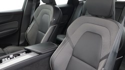 2024 (24) VOLVO XC60 2.0 B5P Plus Dark 5dr AWD Geartronic 5410331