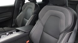 2025 (25) VOLVO XC60 2.0 B5P Plus Dark 5dr AWD Geartronic 5406036