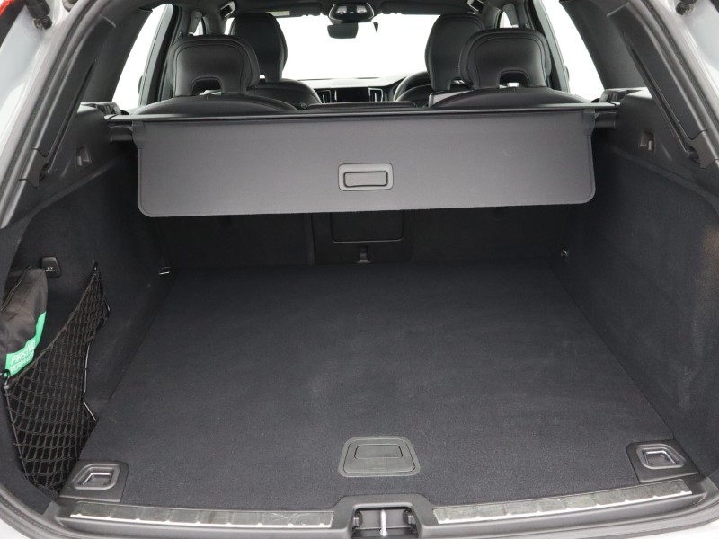 2025 (25) VOLVO XC60 2.0 B5P Plus Dark 5dr AWD Geartronic 5406017