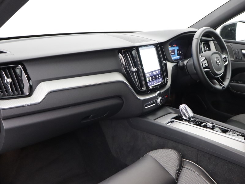 2025 (25) VOLVO XC60 2.0 B5P Plus Dark 5dr AWD Geartronic 5406037
