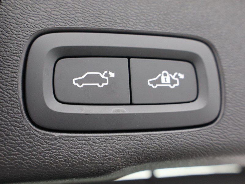 2025 (25) VOLVO XC60 2.0 B5P Plus Dark 5dr AWD Geartronic 5406018