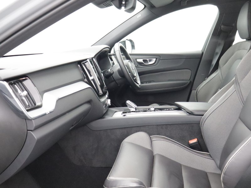 2025 (25) VOLVO XC60 2.0 B5P Plus Dark 5dr AWD Geartronic 5406024