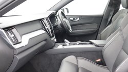 2025 (25) VOLVO XC60 2.0 B5P Plus Dark 5dr AWD Geartronic 5406024