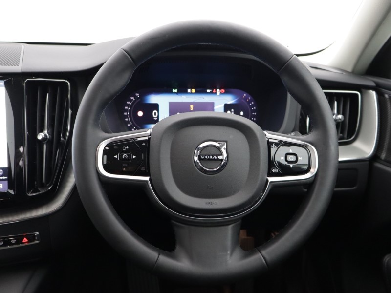 2025 (25) VOLVO XC60 2.0 B5P Plus Dark 5dr AWD Geartronic 5426098
