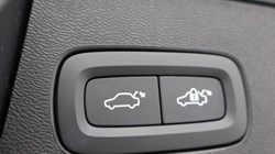 2025 (25) VOLVO XC60 2.0 B5P Plus Dark 5dr AWD Geartronic 5426068