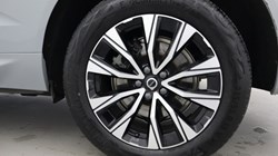 2025 (25) VOLVO XC60 2.0 B5P Plus Dark 5dr AWD Geartronic 5426071