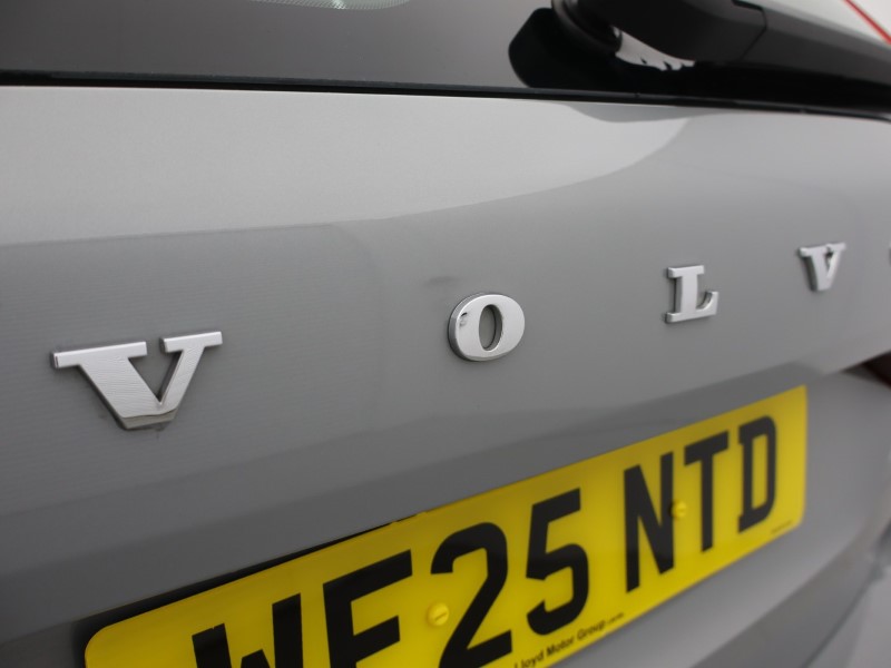 2025 (25) VOLVO XC60 2.0 B5P Plus Dark 5dr AWD Geartronic 5426065