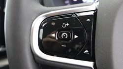 2025 (25) VOLVO XC60 2.0 B5P Plus Dark 5dr AWD Geartronic 5426099