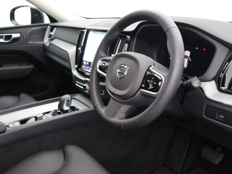 2025 (25) VOLVO XC60 2.0 B5P Plus Dark 5dr AWD Geartronic 5426083