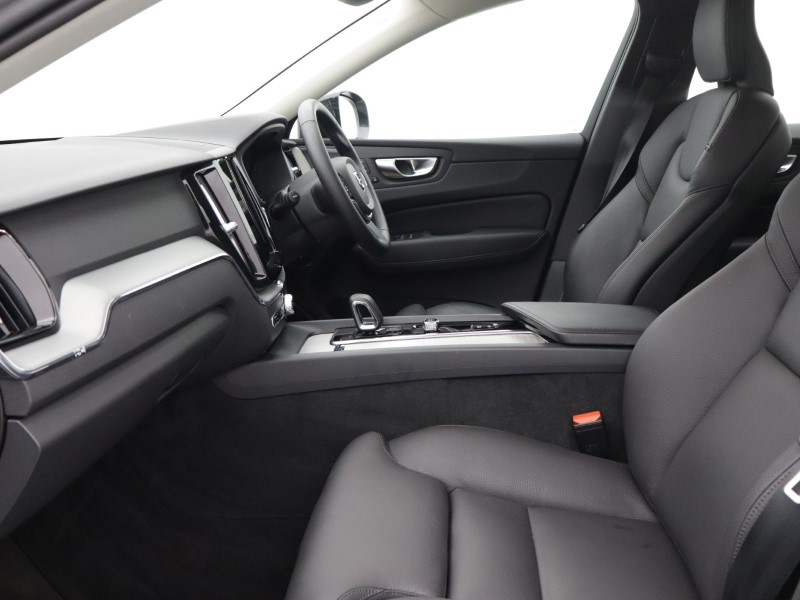 2025 (25) VOLVO XC60 2.0 B5P Plus Dark 5dr AWD Geartronic 5426073