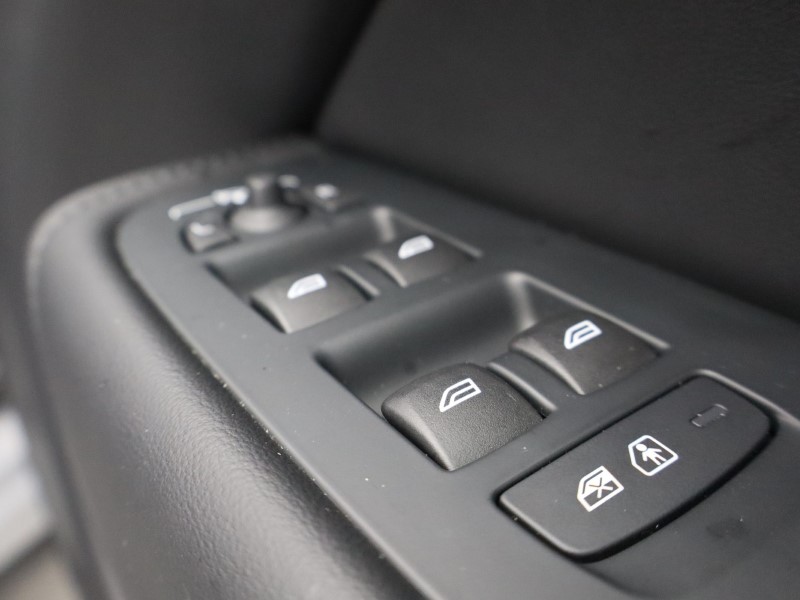 2025 (25) VOLVO XC60 2.0 B5P Plus Dark 5dr AWD Geartronic 5426079
