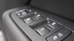 2025 (25) VOLVO XC60 2.0 B5P Plus Dark 5dr AWD Geartronic 5426079