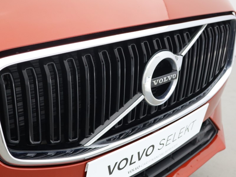 2021 (21) VOLVO XC60 2.0 B4D Momentum 5dr Geartronic 5519009