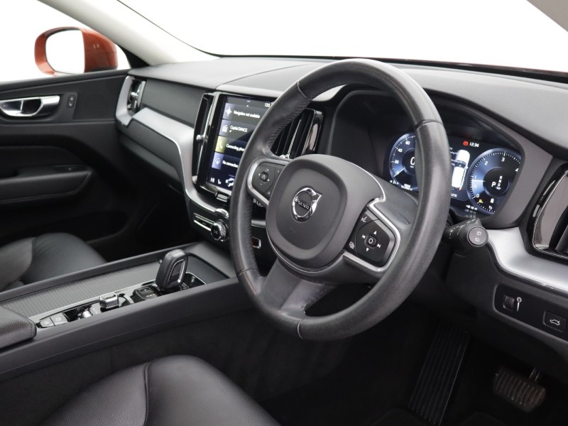 2021 (21) VOLVO XC60 2.0 B4D Momentum 5dr Geartronic 5519033