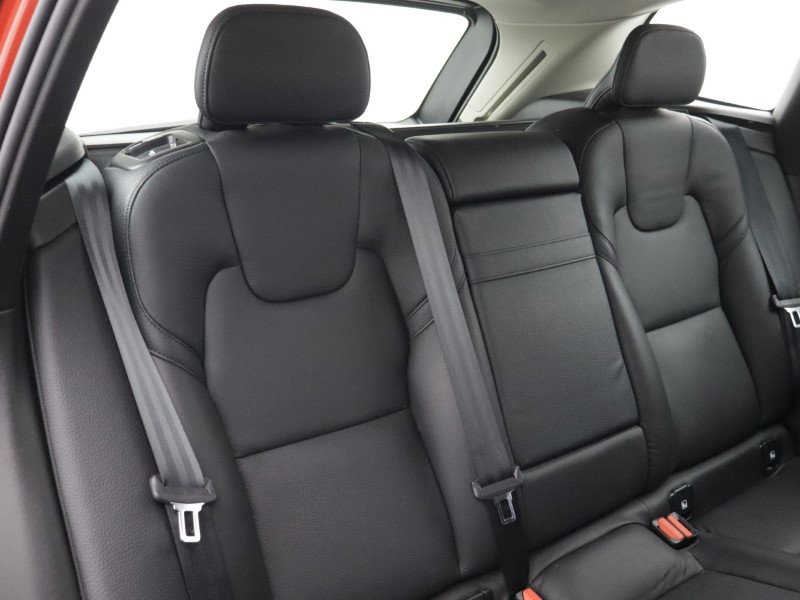 2021 (21) VOLVO XC60 2.0 B4D Momentum 5dr Geartronic 5519038
