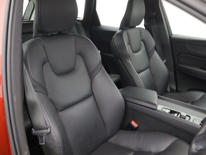 2021 (21) VOLVO XC60 2.0 B4D Momentum 5dr Geartronic 5519032