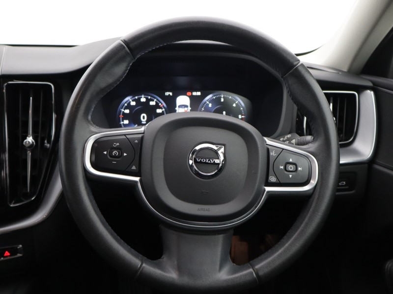 2021 (21) VOLVO XC60 2.0 B4D Momentum 5dr Geartronic 5519042