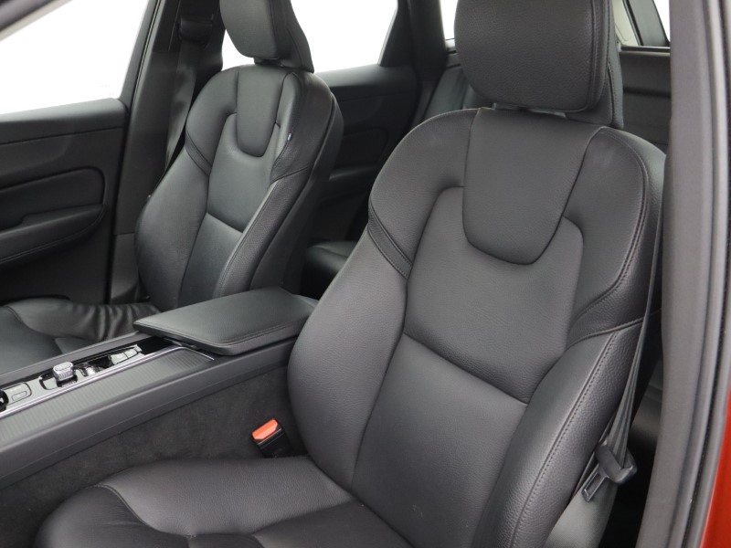 2021 (21) VOLVO XC60 2.0 B4D Momentum 5dr Geartronic 5519034
