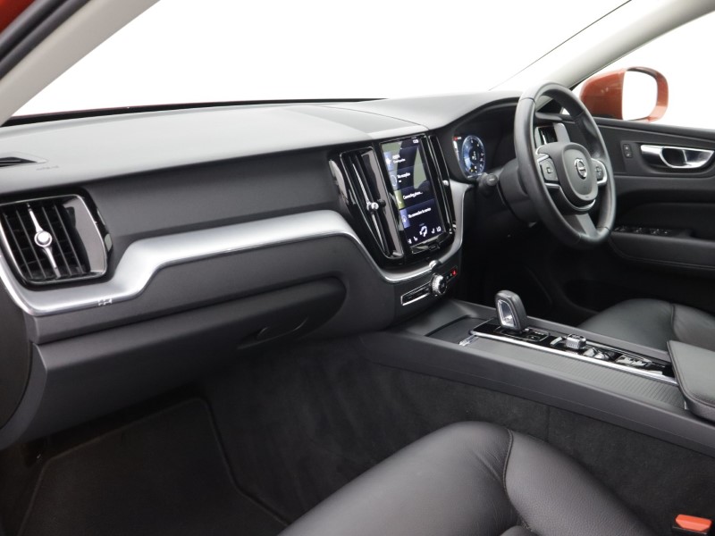2021 (21) VOLVO XC60 2.0 B4D Momentum 5dr Geartronic 5519035