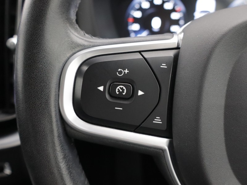 2021 (21) VOLVO XC60 2.0 B4D Momentum 5dr Geartronic 5519043
