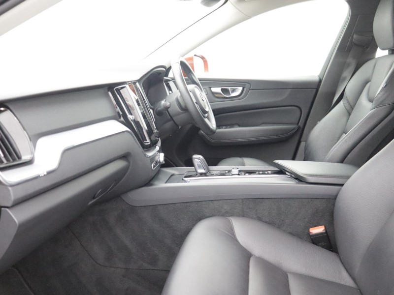 2021 (21) VOLVO XC60 2.0 B4D Momentum 5dr Geartronic 5519023