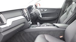 2021 (21) VOLVO XC60 2.0 B4D Momentum 5dr Geartronic 5519023
