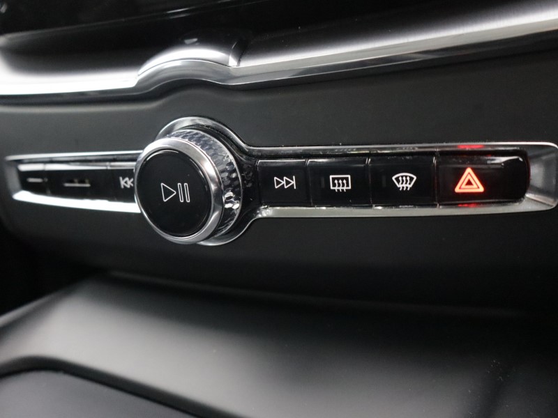 2021 (21) VOLVO XC60 2.0 B4D Momentum 5dr Geartronic 5519050