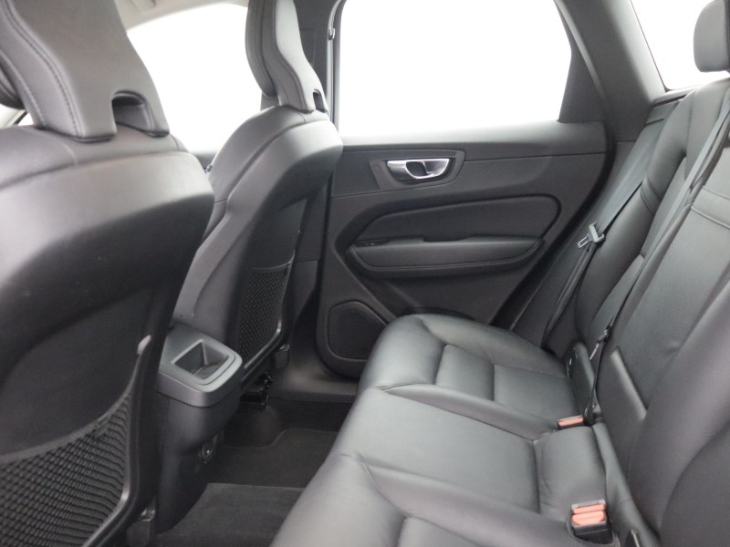 2021 (21) VOLVO XC60 2.0 B4D Momentum 5dr Geartronic 5519024