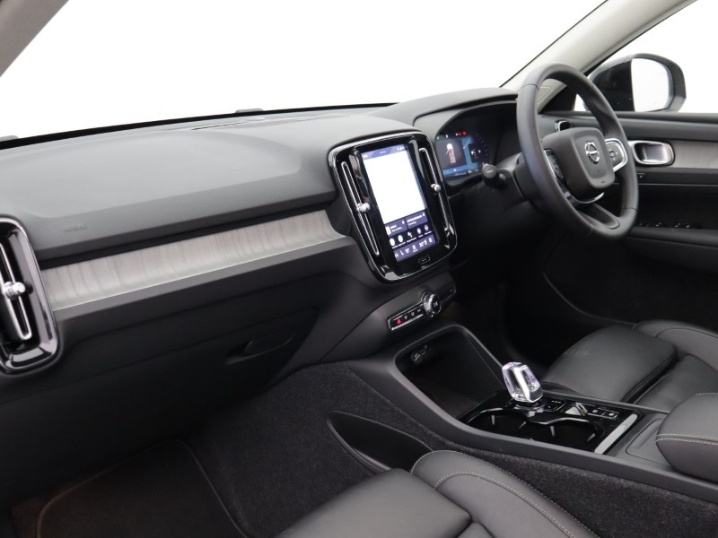 2025 (75) VOLVO XC40 2.0 B4P Ultra Dark 5dr Auto 5390141