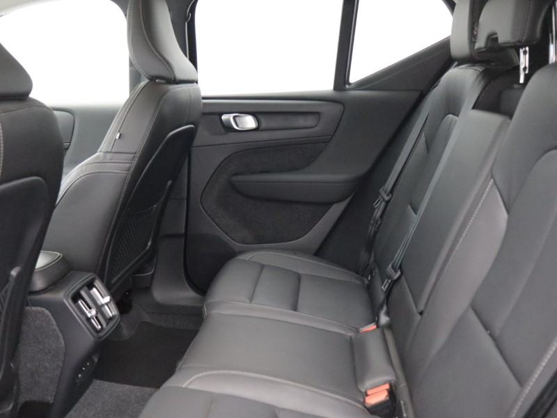 2025 (75) VOLVO XC40 2.0 B4P Ultra Dark 5dr Auto 5390132