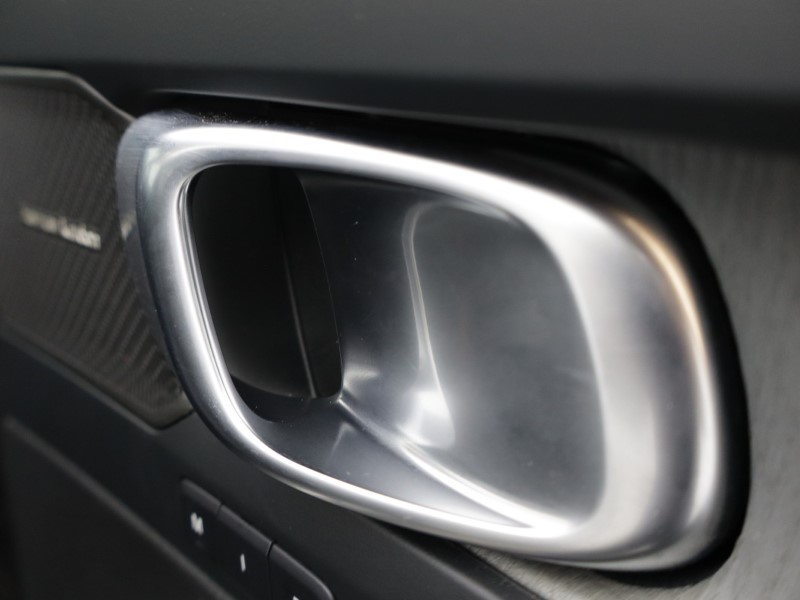 2025 (75) VOLVO XC40 2.0 B4P Ultra Dark 5dr Auto 5390136