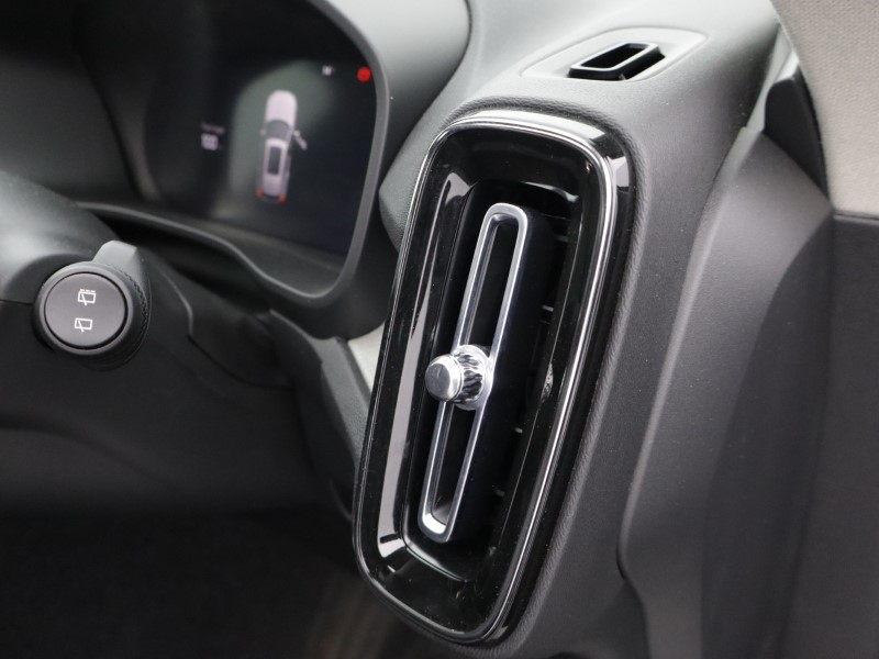 2025 (75) VOLVO XC40 2.0 B4P Ultra Dark 5dr Auto 5390138
