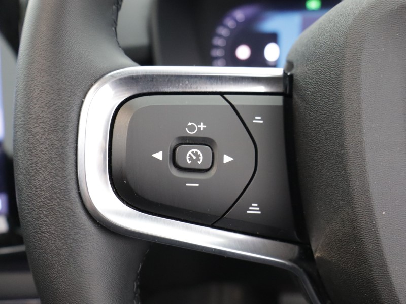 2025 (75) VOLVO XC40 2.0 B4P Ultra Dark 5dr Auto 5390152