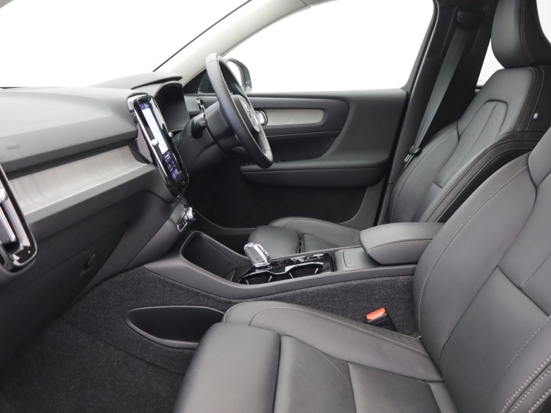 2025 (75) VOLVO XC40 2.0 B4P Ultra Dark 5dr Auto 5390131