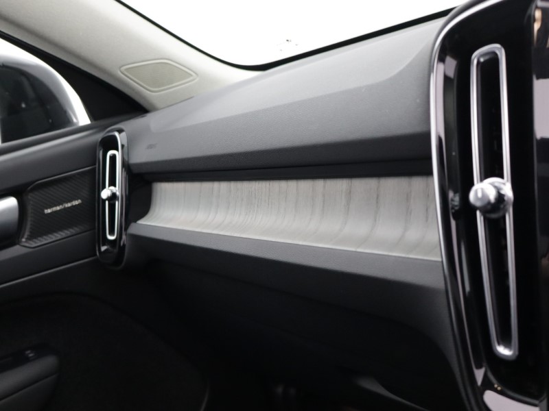 2025 (75) VOLVO XC40 2.0 B4P Ultra Dark 5dr Auto 5390163