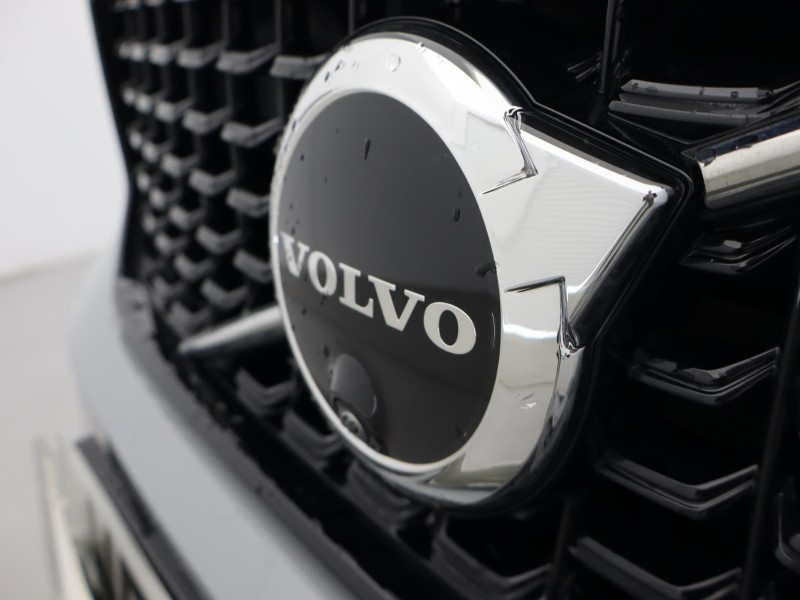 2025 (75) VOLVO XC40 2.0 B4P Ultra Dark 5dr Auto 5390119