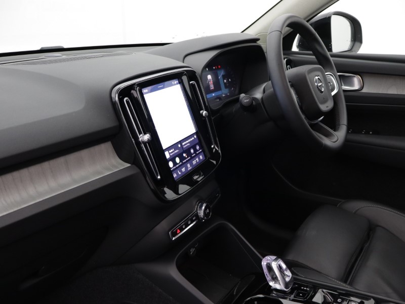 2025 (75) VOLVO XC40 2.0 B4P Ultra Dark 5dr Auto 5390142