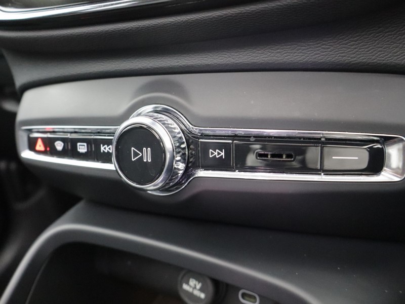 2024 (74) VOLVO XC40 2.0 B4P Ultra Dark 5dr Auto 5504624