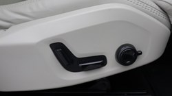 2023 (23) VOLVO XC60 2.0 B5P Ultimate Dark 5dr AWD Geartronic 5435116