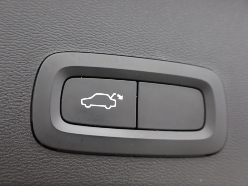 2018 (68) VOLVO XC40 2.0 D3 R DESIGN 5dr AWD Geartronic 5436950