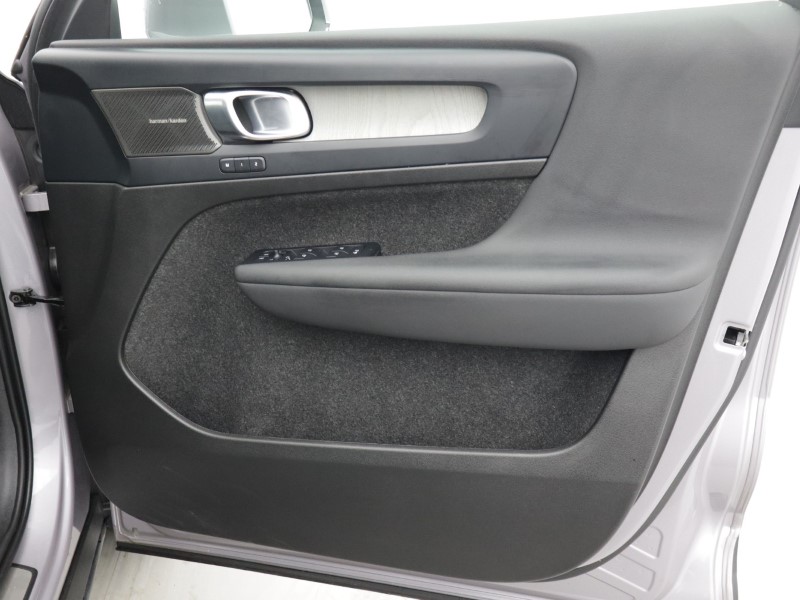 2025 (75) VOLVO XC40 2.0 B4P Ultra Dark 5dr Auto 5462313