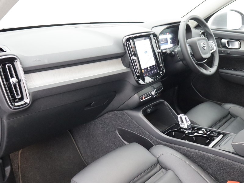 2025 (75) VOLVO XC40 2.0 B4P Ultra Dark 5dr Auto 5462325